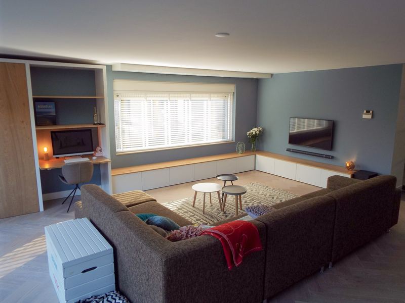 Wandkast met bureau in Voorschoten